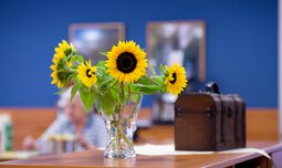 Tisch mit Sonnenblumen  | © © Photographien Thomas Klinger, www.atelierklinger.de